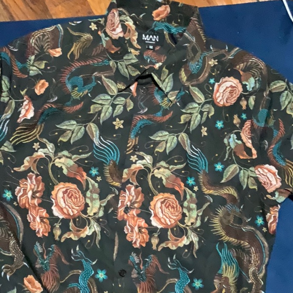 Nice dragon Asian shortsleeved collar shirt size medium